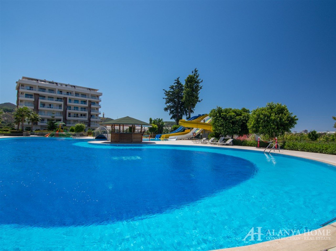 Фото купить продать недорогую квартиру недвижимость в доме жилом комплексе с открытым детским бассей